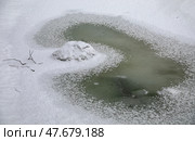 Проталинка в виде сердца на засыпанном свежим снегом льду. Стоковое фото, фотограф Наталья Николаева / Фотобанк Лори