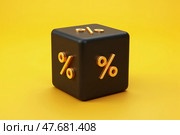 Черный куб с золотыми знаками процента на ярком желтом фоне. Стоковое AI-изображение, AI-художник Елена Болотина / Фотобанк Лори