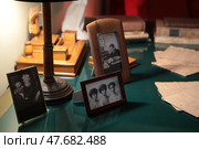 Фотографии на столе Николая Пунина в экспозиции музея Анны Ахматовой Санкт-Петербург. Редакционное фото, фотограф Дмитрий Неумоин / Фотобанк Лори