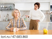 Offended elderly woman listens to complaints from her daughter at home. Стоковое фото, фотограф Яков Филимонов / Фотобанк Лори