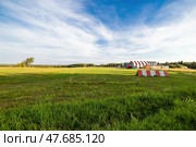 Сельский аэродром Вихрево с красным сараем и голубым небом. Редакционное фото, фотограф Андрей Иванов / Фотобанк Лори