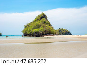 Seascape. Nopparat Thara beach with overgrown rock and clear water with vacationing tourists in Krabi province, Thailand (2024 год). Стоковое фото, фотограф Коханова Наталья / Фотобанк Лори