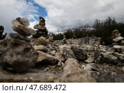 Качи-Кальон. Крым. Пирамидки из камня в горах. Редакционное фото, фотограф Дарья Мосина / Фотобанк Лори