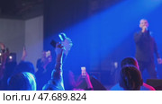 Live performance with crowd capturing moments on their devices. Стоковое видео, видеограф Антон Гвоздиков / Фотобанк Лори