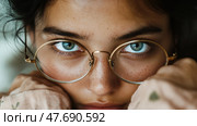 Проницательный взгляд сквозь винтажные очки на моду и дизайн образа жизни. Стоковое AI-изображение, AI-художник ФотоИнтеллект / Фотобанк Лори