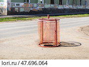 Специальные ограждения блокируют движение во время ремонта дороги, выбоина на дороге, ремонт дороги, концепция ремонта городских коммуникаций. Стоковое фото, фотограф FotograFF / Фотобанк Лори