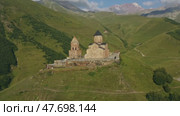 Gergeti Trinity church near mount Kazbek (2022 год). Стоковое видео, видеограф Михаил Коханчиков / Фотобанк Лори