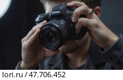 Фотограф профессионал снимает в студии. Стоковое AI-изображение, AI-художник Валерий Лукин / Фотобанк Лори