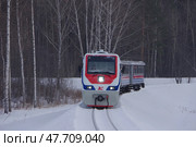 Тепловоз узкоколейный ТУ10-013 с пассажирским поездом на станции Екатеринбург-Детский. Свердловская ДЖД (2021 год). Редакционное фото, фотограф Алексей Иванов / Фотобанк Лори