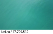 Flying over tropical sea water surface, top view. Стоковое видео, видеограф Михаил Коханчиков / Фотобанк Лори