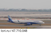 Low cost airline of IndiGo taxiing. Редакционное видео, видеограф Игорь Жоров / Фотобанк Лори