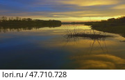 Beautiful morning river landscape at dawn. Стоковое видео, видеограф Михаил Коханчиков / Фотобанк Лори
