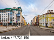 Улица в городе (Варварская в сторону Дмитриевской башни, Нижний Новгород) Редакционное фото, фотограф Илья Старков / Фотобанк Лори