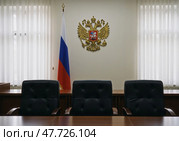 В зале суда России проходят рассмотрения важных дел в интересах правопорядка и справедливости. Стоковое AI-изображение, AI-художник Сергей Никифоров-Гордеев / Фотобанк Лори