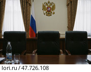 Судебный зал, где вершится справедливость и принимаются важные решения о правопорядке. Стоковое AI-изображение, AI-художник Сергей Никифоров-Гордеев / Фотобанк Лори