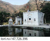 Garud Chatti Temple. Hindu temple reflected in the pond in in Rishikesh, India. Стоковое фото, фотограф Лариса Потехина / Фотобанк Лори