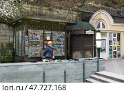 Уличный киоск сувениров с продавцом. Редакционное фото, фотограф Лариса Веселова / Фотобанк Лори
