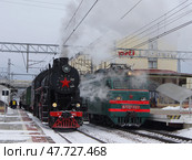 Паровоз Л-2180 с пригородным ретропоездом "Селигер" и электровоз ВЛ10у-707, станция Бологое-Московское, Тверская область (2021 год). Редакционное фото, фотограф Алексей Иванов / Фотобанк Лори