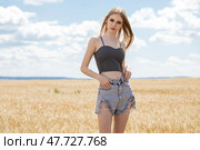 Young beautiful blonde girl posing in a wheat field. Стоковое фото, фотограф Андрей Аркуша / Фотобанк Лори