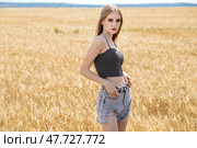 Young beautiful blonde girl posing in a wheat field. Стоковое фото, фотограф Андрей Аркуша / Фотобанк Лори