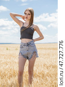 Young beautiful blonde girl posing in a wheat field. Стоковое фото, фотограф Андрей Аркуша / Фотобанк Лори