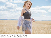 Young beautiful blonde girl posing in a wheat field. Стоковое фото, фотограф Андрей Аркуша / Фотобанк Лори