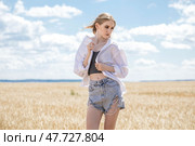 Young beautiful blonde girl posing in a wheat field. Стоковое фото, фотограф Андрей Аркуша / Фотобанк Лори