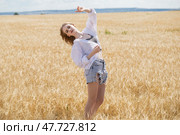 Young beautiful blonde girl posing in a wheat field. Стоковое фото, фотограф Андрей Аркуша / Фотобанк Лори
