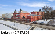 Старинное здание Орловского коммерческого банка, построенное в 1897-1899 годах по проекту архитектора С.К. Родионова. Здание отделения Центрального банка России. Старинная городская улица вдоль реки Орлик. Красивый российский город Орел. Редакционное фото, фотограф Ирина / Фотобанк Лори