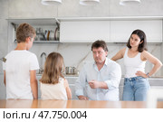 Father and mother telling off son and daughter for disobedience. Стоковое фото, фотограф Яков Филимонов / Фотобанк Лори