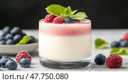 Десерт из свежих ягод с йогуртом и мятой для кулинарных творений и здорового образа жизни. Стоковое AI-изображение, AI-художник ФотоИнтеллект / Фотобанк Лори