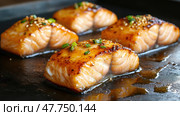 Вкусные суши с лососем, приготовленные на костре, крупным планом: кулинарное искусство в деталях. Стоковое AI-изображение, AI-художник ФотоИнтеллект / Фотобанк Лори