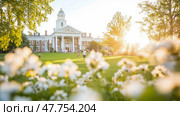 Golden Hour at the University: A Celebration of Campus Life and the Architectural Grandeur of Academia. Стоковое AI-изображение, AI-художник Данила Большаков / Фотобанк Лори