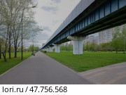 Эстакада Бутовской линии легкого метро в районе Бутово, Москва. Облачный весенний день (2022 год). Редакционное фото, фотограф Александр Кузнецов / Фотобанк Лори