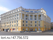 Главный корпус Дальрыбвтуза на улице Светланская в центре Владивостока. Солнечный летний день (2024 год). Редакционное фото, фотограф Александр Кузнецов / Фотобанк Лори