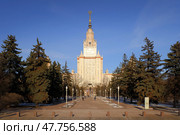 Московский государственный университет имени М.В. Ломоносова, главный корпус на Воробьевых горах. Солнечный весенний день. Редакционное фото, фотограф Александр Кузнецов / Фотобанк Лори