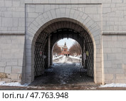 Вид на башню Тульского кремля через входные ворота. Редакционное фото, фотограф Игорь Низов / Фотобанк Лори