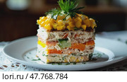 Вкусный слоистый салат с кукурузным гарниром на тарелке в яркой кухонной обстановке. Стоковое AI-видео, аниматор ФотоИнтеллект / Фотобанк Лори