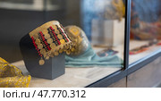 TUNIS, TUNISIA - APRIL 2 2024: Exhibition of women's headdresses at Bardo Museum, Tunisia. Редакционное фото, фотограф Яков Филимонов / Фотобанк Лори