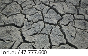 Parched, cracking desert ground revealing harsh climate impact in ukrainian landscape, signaling ecological distress. Стоковое видео, видеограф Mikhail Davidovich / Фотобанк Лори