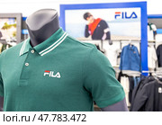 Fila стильная спортивная одежда. Fila — всемирно известный бренд спортивной одежды, известный своей стильной и высококачественной одеждой. Редакционное фото, фотограф FotograFF / Фотобанк Лори