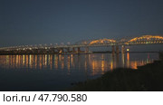 A bridge over a river at night with lights on it. Стоковое видео, видеограф Надежда Кап / Фотобанк Лори