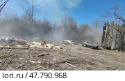A pile of junk is in the middle of a dirt field. The explosion of a very powerful firecracker in household items. Стоковое видео, видеограф Надежда Кап / Фотобанк Лори
