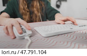 Close-up of gamer girl hand on wired mouse during online gameplay. Image shows focus, accuracy and fast reaction in modern gaming, with clean setup and tech details. Стоковое видео, видеограф Енваев Андрей / Фотобанк Лори