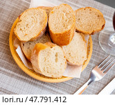 Served bread in wicker plate. Стоковое фото, фотограф Яков Филимонов / Фотобанк Лори