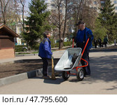 Коллеги по профессии беседуют на аллее парка. Саратов. Редакционное фото, фотограф Евгений Будюкин / Фотобанк Лори