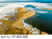 Историческое место затопления села Бердское, вид с высоты птичьего полёта. Останки старого строения. Новосибирское Обское водохранилище близ острова "Хреновый". Новосибирская область, Западная Сибирь. Стоковое фото, фотограф Евгений Мухортов / Фотобанк Лори