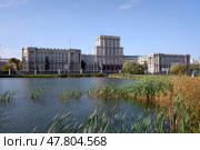 Здание МГТУ им. Баумана в Москве, вид из Лефортовского парка. Солнечный осенний день (2020 год). Редакционное фото, фотограф Александр Кузнецов / Фотобанк Лори