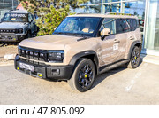 Новый автомобиль Jetour T2 рядом с автосалоном официального дилера. Китайский производитель автомобилей. Редакционное фото, фотограф FotograFF / Фотобанк Лори