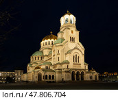 Alexander Nevski Cathedral in Sofia, Buglaria at night. Patriarchal cathedral of St. Alexander Nevsky in evening. Golden domes shining by spotlights. Стоковое фото, фотограф Яков Филимонов / Фотобанк Лори